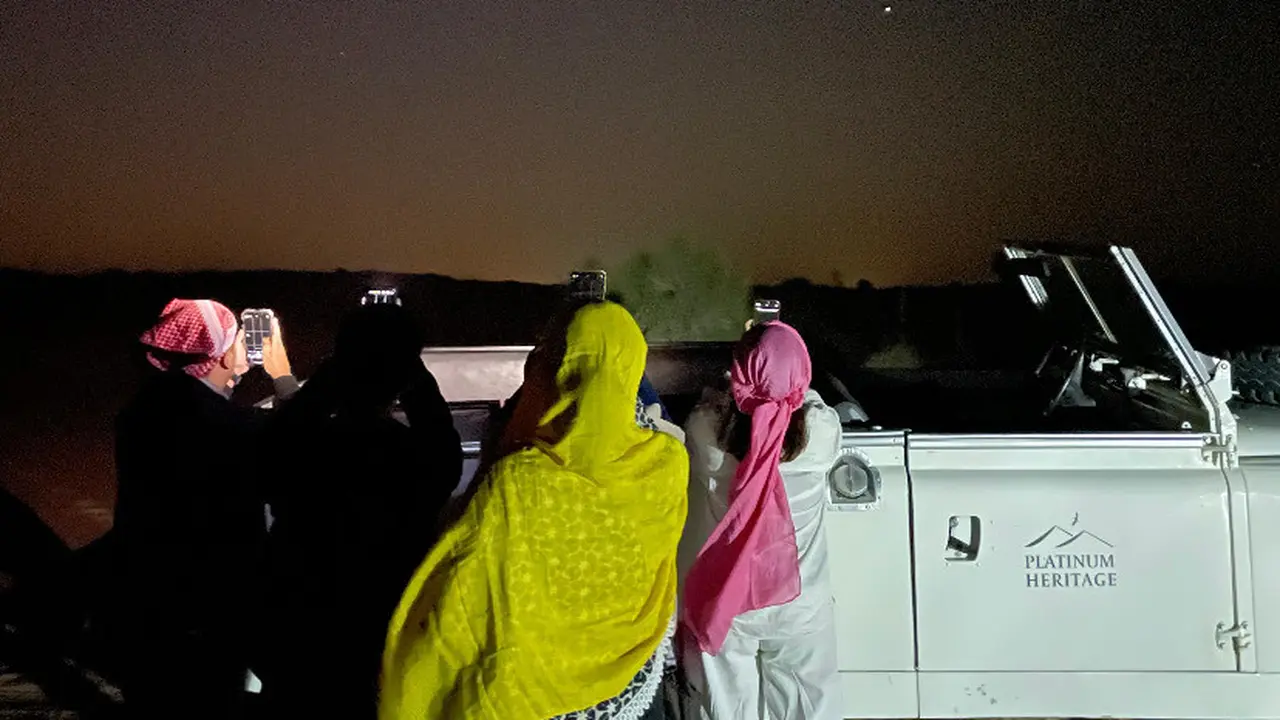 Melihat bintang saat berkunjung ke gurun pasir di Dubai Malam Hari