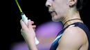 Pebulu tangkis tunggal putri Spanyol, Carolina Marin meniup tangannya saat melawan pebulu tangkis China, Chen Yu Fei pada semifinal Indonesia Open 2024 di Istora Senayan, Jakarta, Sabtu (08/06/2024). (Bola.com/Bagaskara Lazuardi)