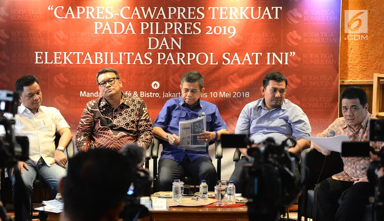 Ketua DPP Partai Golkar Ace Hasan Syadzily, Wakil Sekjen DPP PDI Perjuangan Eriko Sotarduga, Sekjen DPP Partai Demokrat Hinca Pandjaitan, Ketua DPP Gerindra Ahmad Riza Patria saat rilis survey di Jakarta, Kamis (10/5). (Liputan6.com/Pool/Wening)