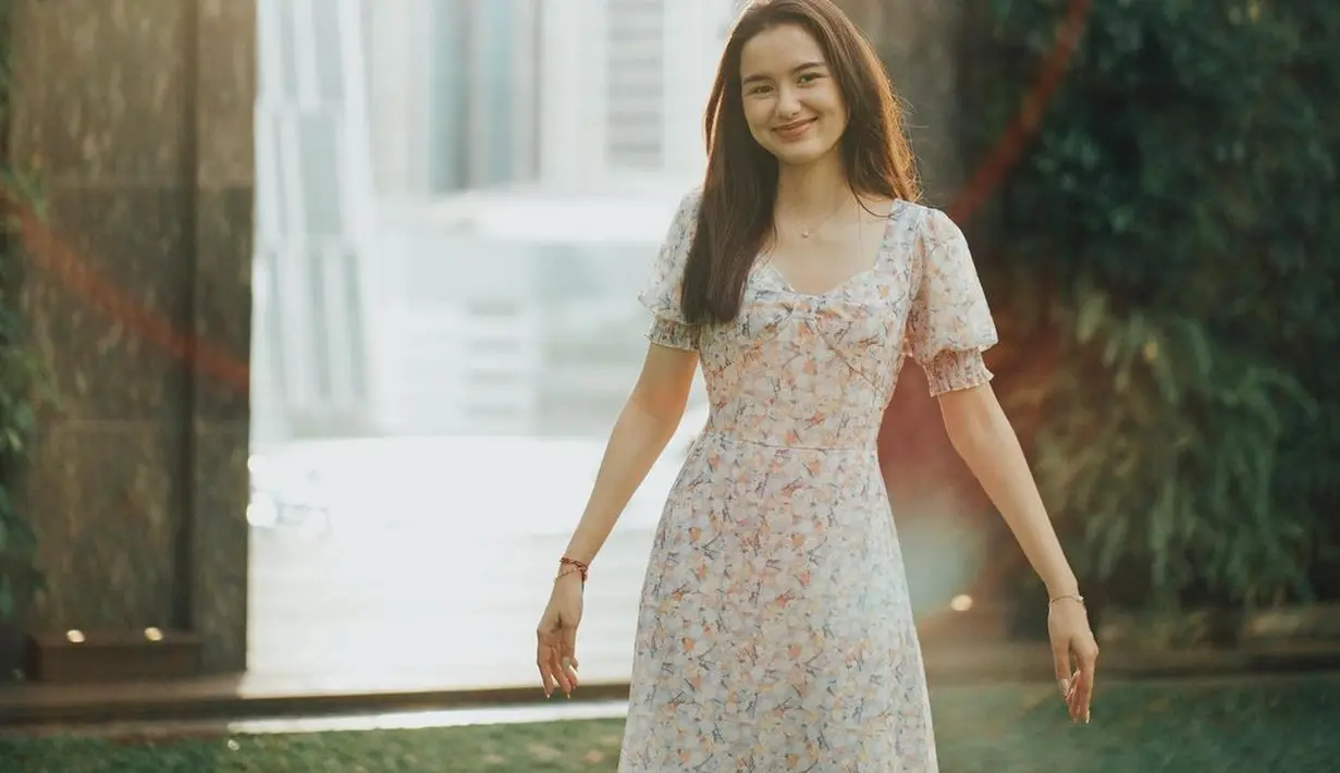 Potret bak peri, Sarah Menzel dengan dress putih. Cantik memesona, Sarah berpose di bawah matahari sore mengenakan midi dress lengan pendek yang cantik. [Foto: Instagram/ssarah_menzel]