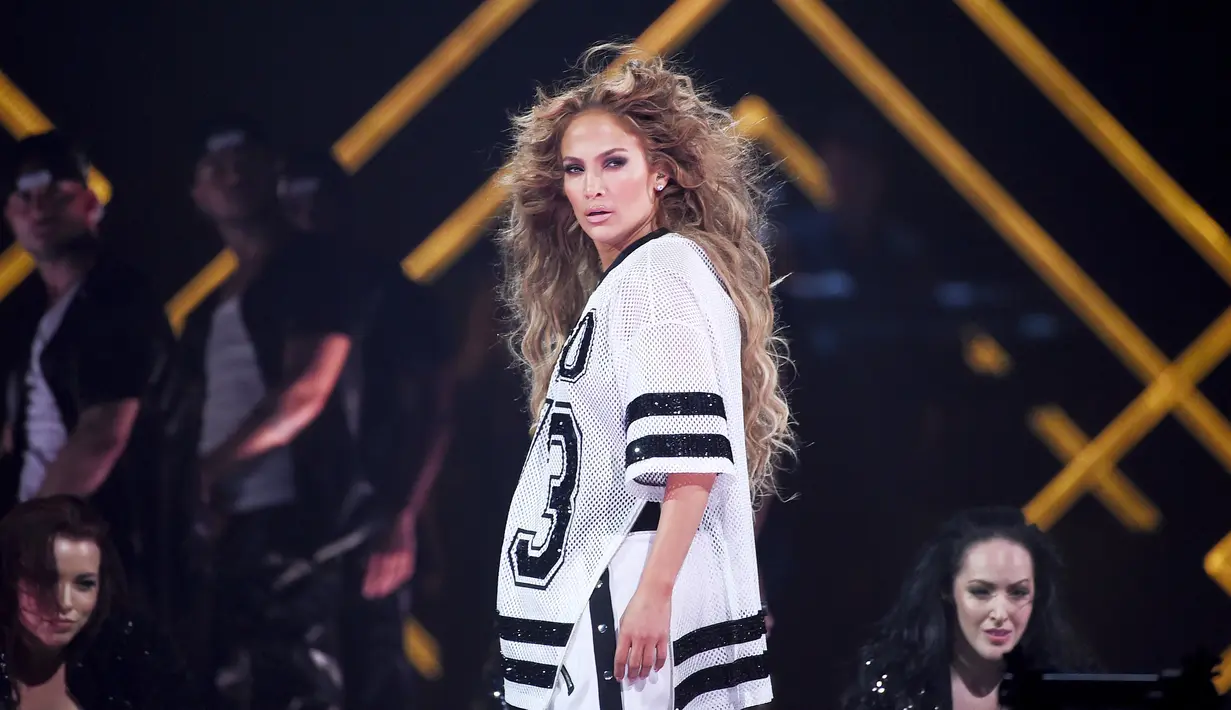 Jennifer Lopez pernah menjadi   gelandangan untuk beberapa   bulan. Ia tidur di studio dansa   karena tak punya rumah. (KEVIN   WINTER / GETTY IMAGES NORTH   AMERICA / AFP)