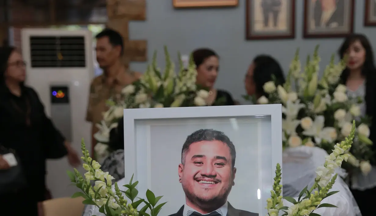 Para Pelayat masih terus berdatangan di rumah duka pemilik nama lengkap Michael Prabawa Mohede. Karangan bunga berjejer disepanjang jalan dari penyanyi hingga lebel. (Adrian Putra/Bintang.com)