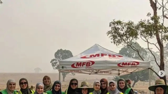 Kelompok Berhijab Membantu Korban dan Petugas Kebakaran Australia