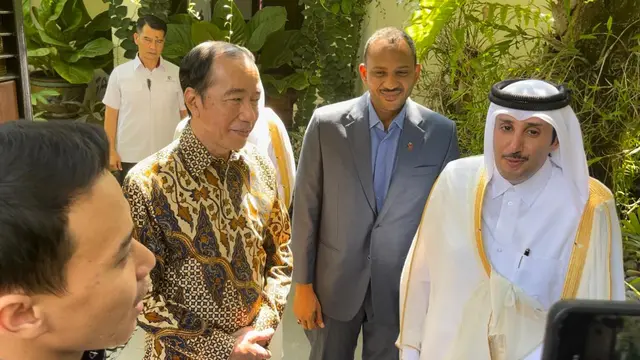 Dubes Qatar, Sultan Bin Mubarak Saad Al-Dosari mengunjungi Jokowi di kediamannya daerah Sumber, Solo, Jumat (17/7/2026). (merdeka.com/Arie Sunaryo).