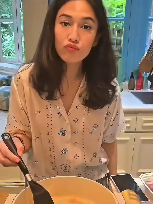 Tampilan Wajah Natural Dian Sastrowardoyo saat masak. [@therealdisastr]