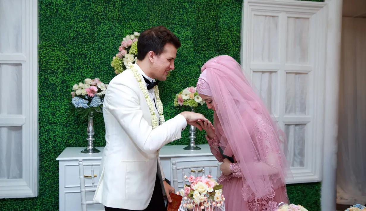 Khidmat dan sakralnya suasana akad nikah Risty Tagor dan Stuart Collin (M. Akrom Sukarya/Bintang.com)