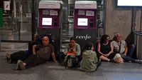 Para pelancong duduk dan berbaring di lantai saat bersiap untuk bermalam di Stasiun Cordoba Spanyol, selama pemadaman listrik massal yang memengaruhi seluruh Semenanjung Iberia dan Prancis selatan, di Cordoba pada 28 April 2025. (dok. JAVIER SORIANO / AFP)