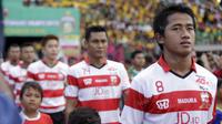 Bayu Gatra Sanggiawan dan pemain Madura United bersiap memasuki lapangan untuk bertanding melawan Bhayangkara Surabaya United dalam Trofeo Kapolda Jatim di Stadion Gelora Deltras, Sidoarjo, Minggu (24/4/2015). (Bola.com/Zulfirdaus Harahap)