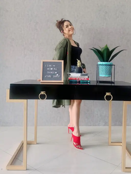 "Ya seperti yang aku bilang 2020 ini sih tahun yang lumayan berat ya kalau buat aku sama anak-anak. Karena kita terpisah cukup lama yang ayahnya 6 bulan lockdown dan sama anak-anak aku juga ini yang paling lama terpisah dari mereka gitu," ucap Melaney. (Instagram/melaney_ricardo)