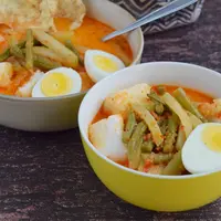 Ilustrasi lontong sayur./Copyright shutterstock.com/g/amalliaeka