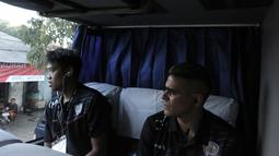 Saat berada di dalam bus tim menuju stadion I Wayan Dipta, Gianyar, Cristian Gonzales duduk di bangku paling belakang bersama kiper Kurnia Meiga. Sabtu (17/10/2015). (Bola.com/Erwin Fitriansyah)