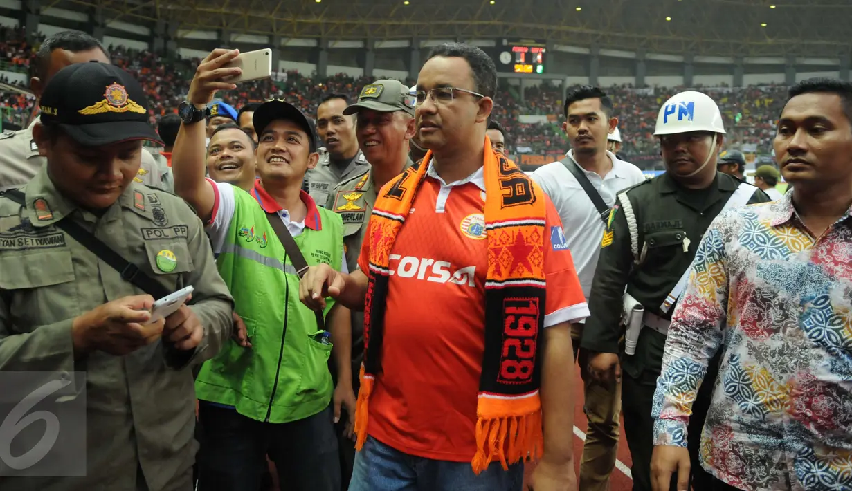 Calon Gubernur DKI Jakarta Anies Baswedan berjalan meninggalkan lapangan usai menonton pertandingan Persija VS Barito Putra di Stadion Patriot Bekasi, Sabtu (22/4). (Liputan6.com/Gempur M. Surya)