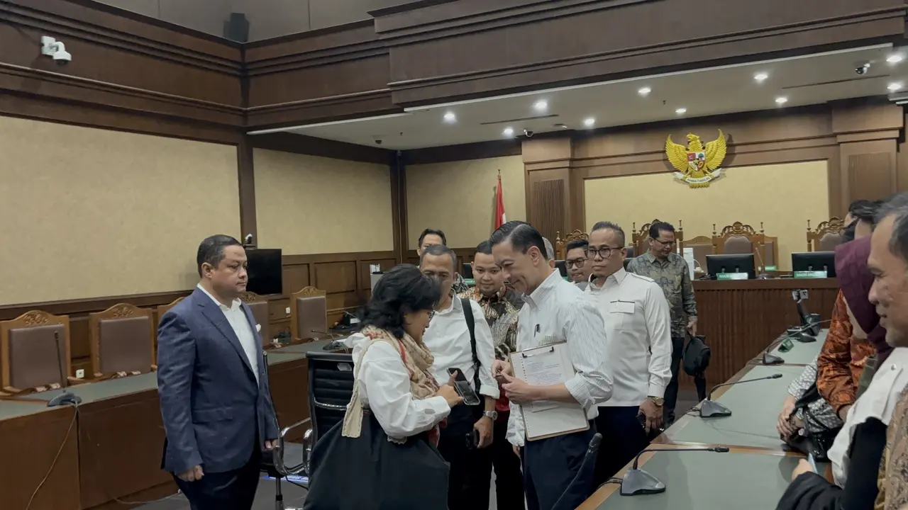 Mantan Menteri Perdagangan, Thomas Trikasih Lembong alias Tom Lembong, memeluk istrinya, Franciska Wihardja, seusai mendengarkan putusan hakim dalam perkara dugaan korupsi kebijakan importasi gula, Jumat (18/7/2025). (Liputan6.com/Ady Anugrahadi)