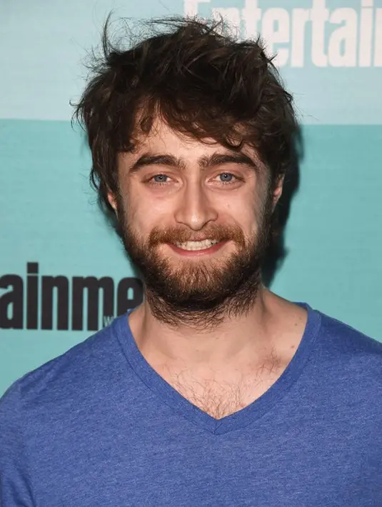 Aktor Daniel Radcliffe yang tenar berkat perannya sebagai Harry Potter itu tampil dengan wajah berewokan saat hadir di San Diego Comic-Con 2015 di San Diego, California, 11 Juli 2015. (Jason Merritt/Getty Images untuk Entertainment Weekly/AFP) 