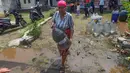 Warga  mendapatkan air bersih saat pemberian bantuan air bersih yang dilakukan Relawan Gerak Bareng di Desa Cidokom, Bogor, Jawa Barat, Kamis, 30 Juli 2026. (KLY/Arie Basuki)