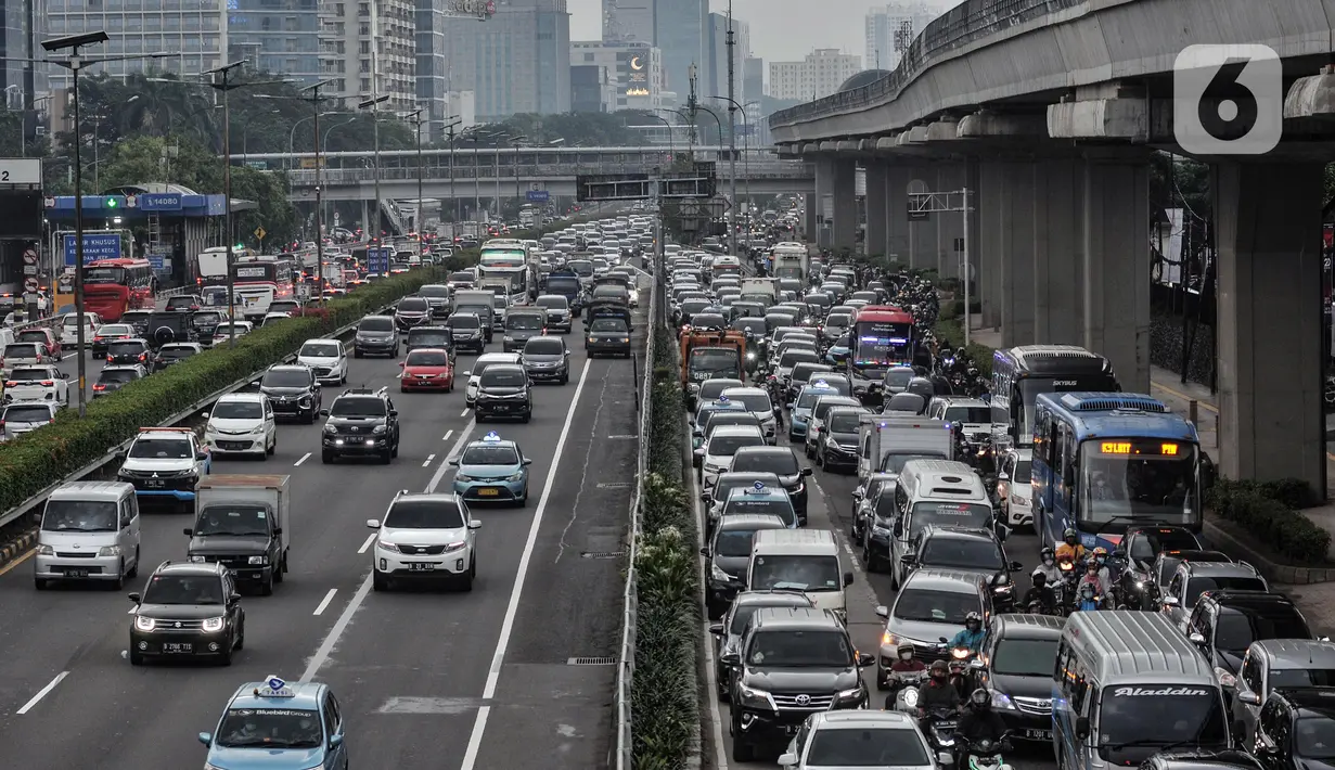 <p>Arus kendaraan saat melintas di ruas Tol Dalam Kota dan Jalan MT Haryono, Jakarta, Rabu (27/4/2022). Kepala Dinas Perhubungan DKI Jakarta Syafrin Liputo menjelaskan, sistem ganjil genap yang diberlakukan pada 13 ruas jalan di Jakarta akan ditiadakan saat libur Lebaran atau selama tujuh hari, yakni mulai 29 April 2022, lalu lanjut 1-6 Mei 2022. (merdeka.com/Iqbal S. Nugroho)</p>