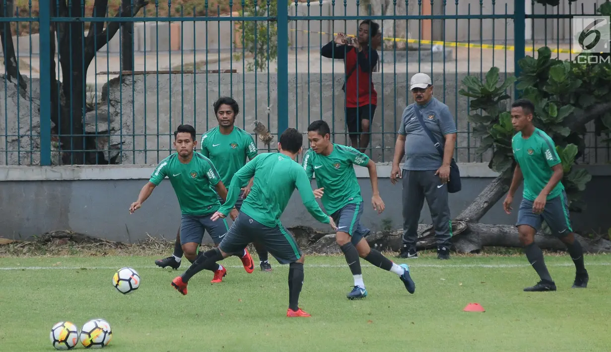 Pemain Timnas Indonesia, Andik Vermansyah (kiri) saat latihan di Lapangan A Senayan, Jakarta, Jumat (12/1). Ini merupakan latihan perdana Timnas Indonesia jelang menjamu Islandia di Stadion GBK, Minggu (14/1). (Liputan6.com/Helmi Fithriansyah)