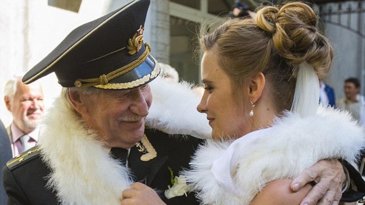 Aktor Rusia, 84 Tahun Menikahi Gadis Usia 20 Tahunan