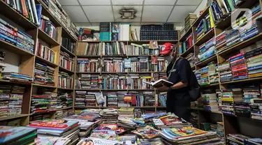 Pengunjung melihat-lihat koleksi buku di Blok M Square, Jakarta, Jumat (17/7/2020). Pedagang mengaku pandemi COVID-19 berpengaruh pada penjualan buku tahun ajaran baru 2020 yang mengalami penurunan hingga 50 persen. (Liputan6.com/Faizal Fanani)