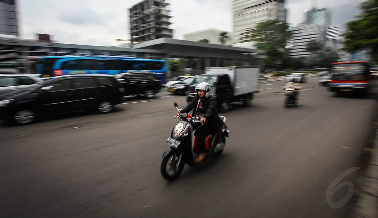 Pembatasan ini akan diberlakukan selama 24 jam untuk semua kendaraan roda dua, Jakarta, Selasa (11/11/2014). (Liputan6.com/Faizal Fanani)