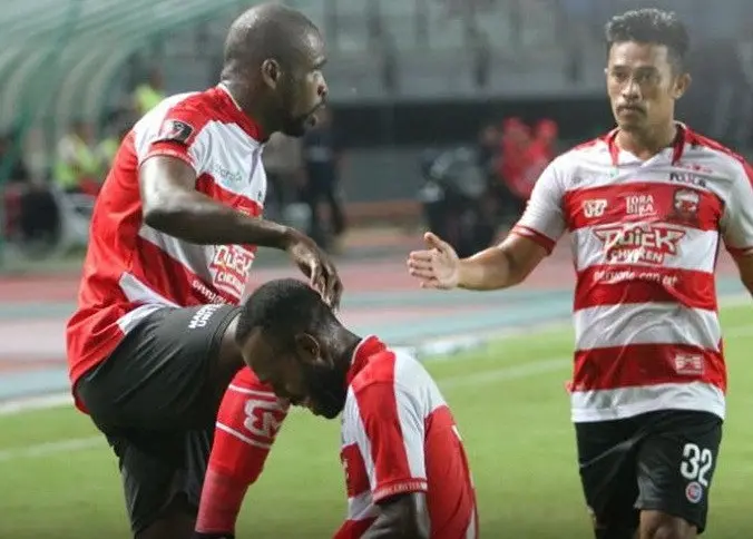 Pemain Madura United rayakan gol Greg Nwokolo (kiri) ke gawang Perseru Serui pada laga Grup C di Gelora Bung Tomo, Kamis (18/1/2018). (Dok Madura United)
