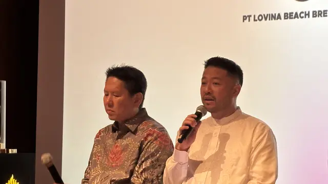 Direktur Utama PT Lovina Beach Brewery Tbk, Bona Budhisurya (Kiri). (Liputan6.com/Nasrul Faiz)