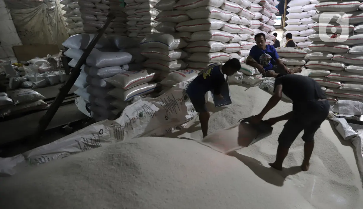 Aktivitas pekerja saat bongkar muat beras di Pasar Induk Cipinang, Jakarta, Rabu (18/3/2020). Kabareskrim Polri Irjen Listyo Sigit memastikan stok sembako, seperti beras dan gula, untuk wilayah Jakarta cukup sampai dua bulan ke depan. (merdeka.com/Iqbal Nugroho)