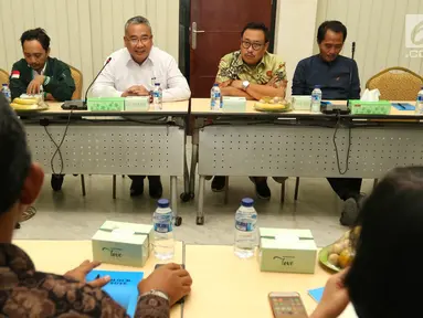 Bendahara umum PKB, Eko Putro Sanjoyo saat menemui Tim Satgas Politik KPK yang berkunjung ke DPP PKB, Jakarta, Selasa (12/3). Dalam kunjungannya Satgas KPK berdiskusi soal perbaikan pendanaan partai politik. (Liputan6.com/Johan Tallo)