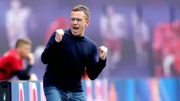 Ralf Rangnick. Pelatih yang kini menjabat sebagai kepala Divisi Olahraga dan Pengembangan di klub Lokomotiv Moscow hingga 2024 ini terkenal sebagai pelopor Gegenpressing yang dianut oleh para pelatih beken seperti Jurgen Klopp, Thomas Tuchel, hingga Julian Nagelsmann. (AFP/Ronny Hartmann)