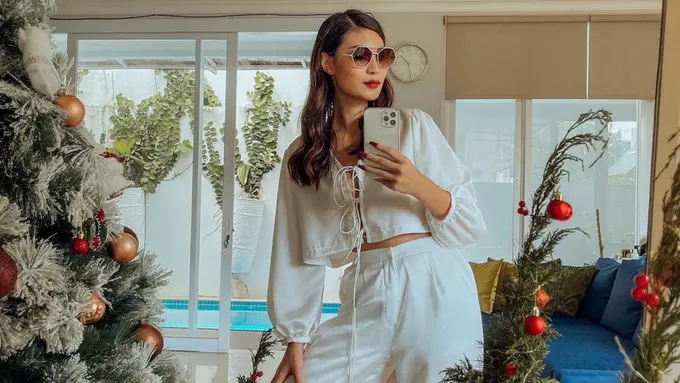FOTO: Gaya Patricia Gouw Dalam Balutan Busana Putih, Tampil Stylish