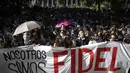 Mahasiswa Universitas Havana memberikan penghormatan kepada mendiang Fidel Castro di Lapangan Revolusi di Havana, Kuba, Senin (28/11). (REUTERS / Alexandre Meneghini)