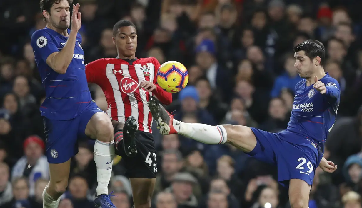 Penyerang Chelsea, Alvaro Morata, mengontrol bola saat melawan Southampton pada laga Premier League di Stadion Stamford Bridge, Kamis (3/1). Kedua tim bermain imbang 0-0. (AP/Frank Augstein)