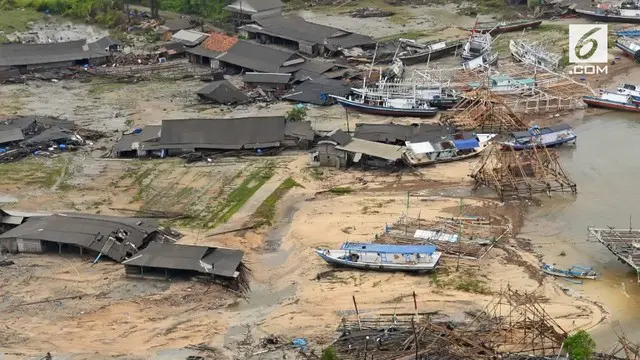 Tsunami menyapu daratan utara Banten dan sebagian Lampung Selatan. Akbatnya ratusan orang tewas dan ribuan terluka. Kondisi bangunan juga hancur akibat tsunami.