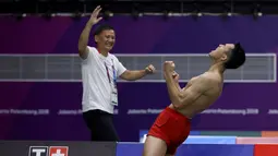 Selebrasi pebulu tangkis Indonesia Jonatan Christie usai menundukkan wakil Jepang Kenta Nishimoto di semifinal Asian Games 2018, Jakarta, Senin (27/8). Selebrasi Jonatan membuat heboh penonton dan warganet. (ANTARA FOTO/INASGOC/Nafielah Mahmudah/tom/18)