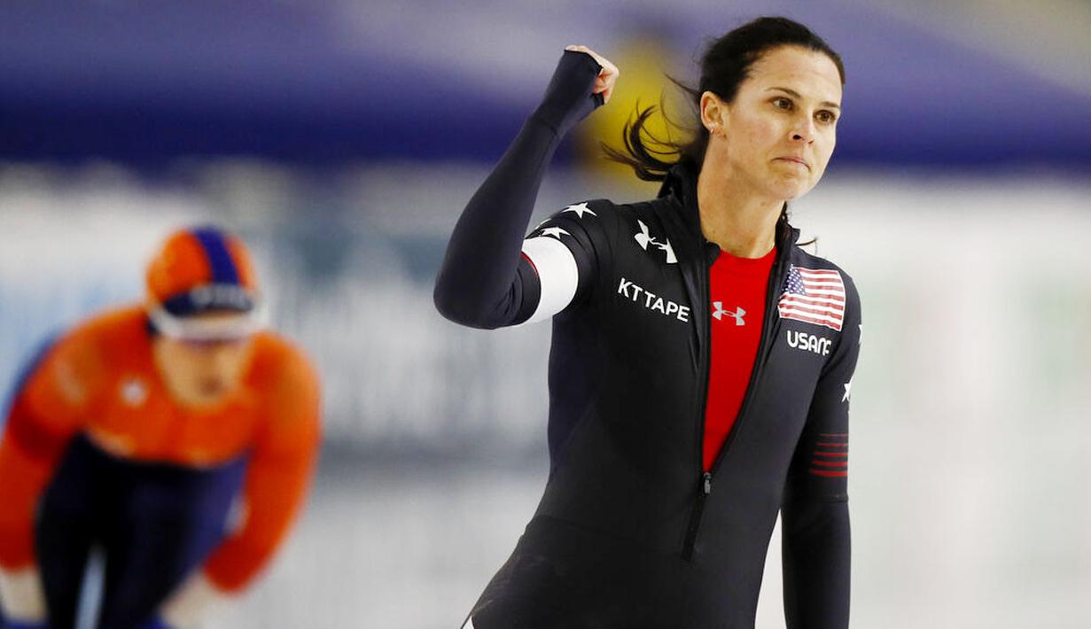 Atlet asal Amerika Serikat, Brittany Bowe, melakukan selebrasi usai mengakahkan wakil Belanda Jutta Leerdam pada nomor 1000 m putri di Kejuaraan Dunia Speed Skating di Thialf ice arena, Heerenveen, Belanda, Minggu (24/1/2021). (AP/Peter Dejong)