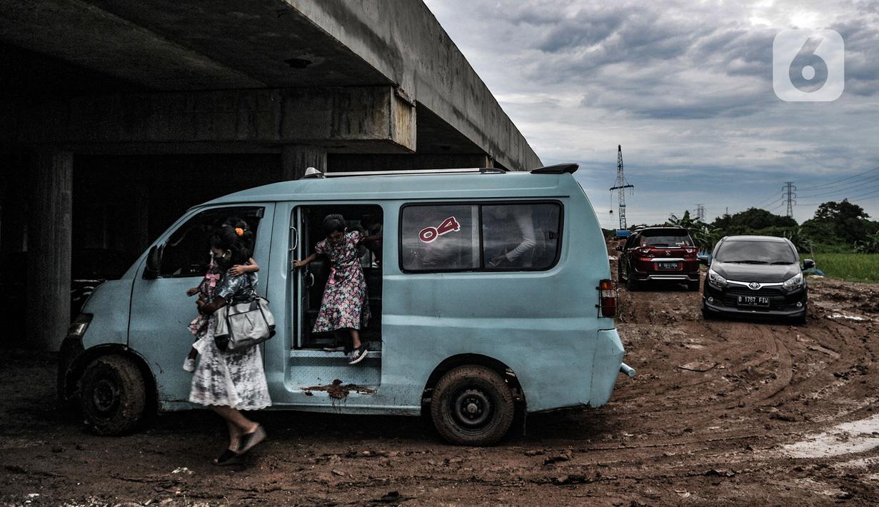 Jemaat HKBP Filadelfia menggunakan jasa angkot saat akan beribadah di Gedung Serbaguna Mandiri Sejahtra CBL, Desa Sumber Jaya, Tambun, Kabupaten Bekasi, Jawa Barat, Kamis (24/12/2020). Panitia HKBP Filadelfia membatasi 50 persen dari total kapasitas. (merdeka.com/Iqbal S. Nugroho)