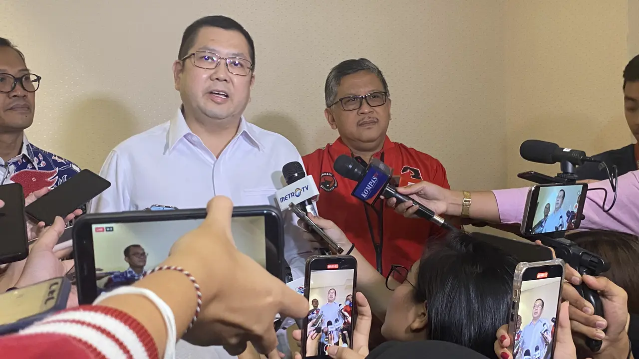 Ketua Umum (Ketum) Partai Persatuan Indonesia (Perindo) Hary Tanoesoedibjo memberikan materi kepada Juru Kampanye (Jurkam) muda Pemenangan Bacapres Ganjar Pranowo di I news Tower, Selasa (18/7/2023).