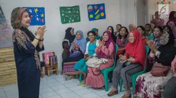 Millie Lukito berbincang dengan orang tua anak-anak PAUD CPI di Rusunawa Marunda, Jakarta (30/11). Biasanya kegiatan dilakukan dua minggu sekali. Seperti kelas memasak, bercocok tanam hingga edukasi mengenai berwirausaha.  (Liputan6.com/Faizal Fanani)
