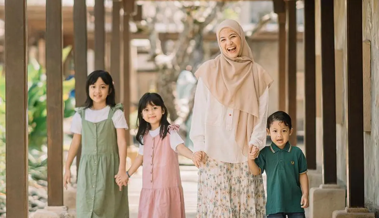 Desta dan Miguel serasi kenakan kaos polo nuansa biru. (Instagram/desta80s).