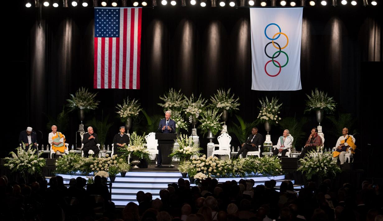 Mantan Presiden AS, Bill Clinton, memberikan sambutan dalam memorial service untuk almarhum legenda tinju dunia, Muhammad Ali, di KFC Yum Center, Louisville, Kentucky, (10/6/2016). (AFP/Michael B. Thomas)