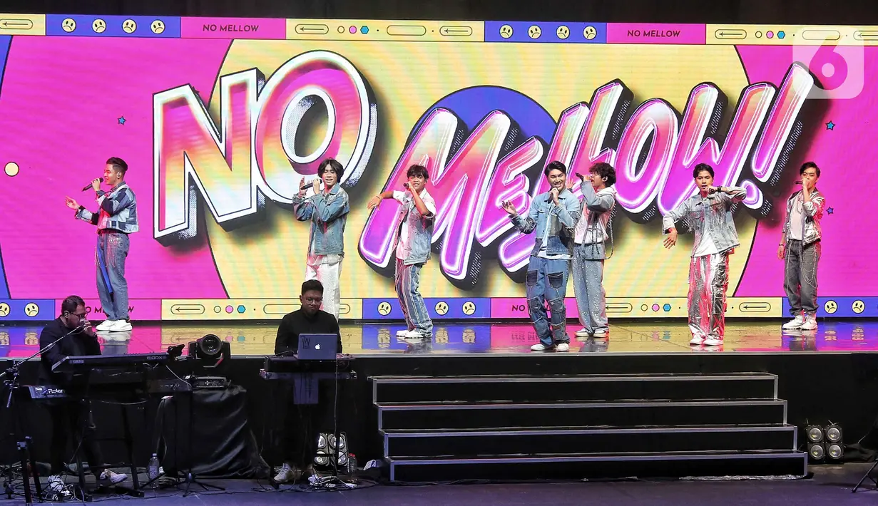 Boyband asal Indonesia, UN1TY saat menghibur para penggemar mereka di Jakarta, Sabtu (17/12). UN1TY menggelar konser tunggal pertama kalinya yang bertajuk “UN1VERSARY: The Show”. (Liputan6.com/Angga Yuniar)