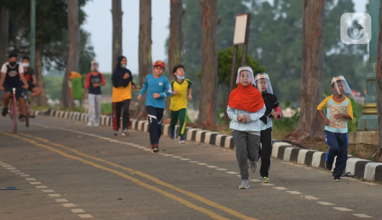 Warga berolahraga di Kanal Banjir Timur (KBT), Jakarta, Sabtu (8/8/2020). Olahraga yang dilakukan masyarakat diharapkan mampu meningkatkan imunitas tubuh di tengah pembatasan sosial berskala besar dan masih merebaknya virus corona. (merdeka.com/Imam Buhori)