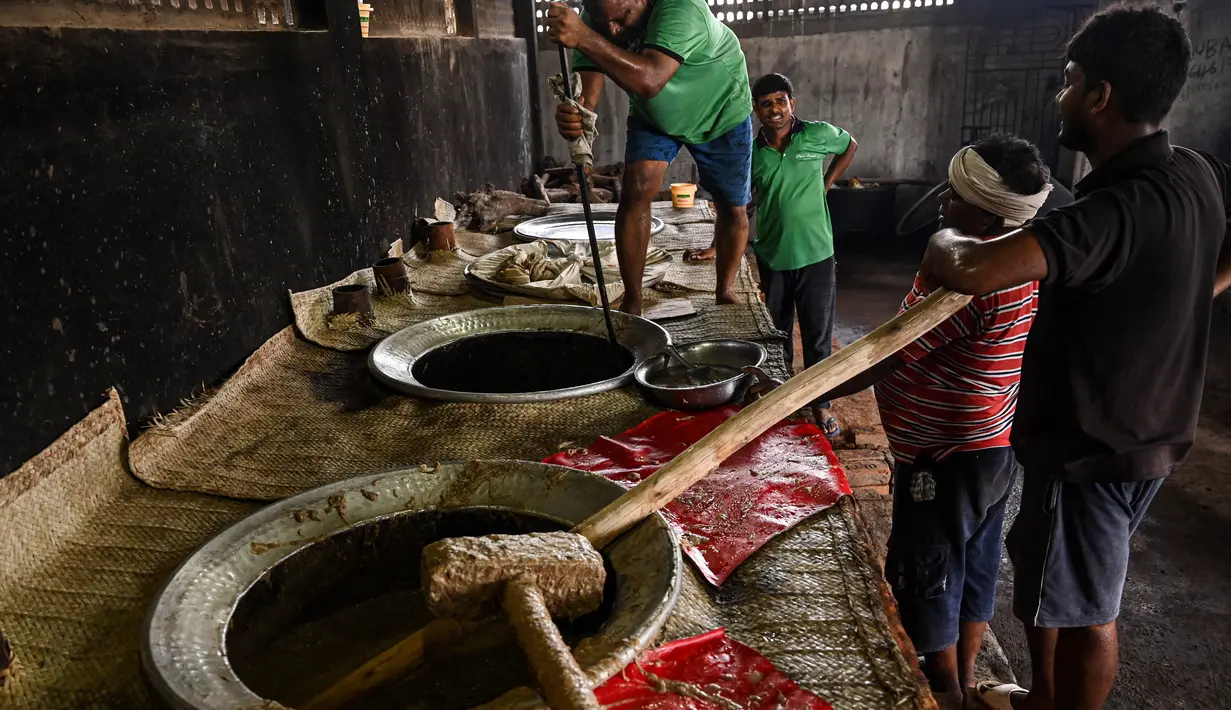 Koki katering menyiapkan hidangan bernama 'rebusan daging kambing Haleem' dalam peralatan besar untuk dijual kepada umat Muslim untuk berbuka puasa selama Ramadhan di Chennai (20/4/2022). Haleem adalah sajian favorit yang cukup populer, terutama saat bulan Ramadhan dan Muharram. (AFP/Arun Sankar)