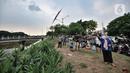Warga bermain layang-layang di pinggir Kanal Banjir Timur (KBT), Duren Sawit, Jakarta, Senin (19/4/2021). KBT menjadi lokasi favorit warga untuk mengisi waktu menunggu buka puasa atau ngabuburit, salah satunya dengan bermain layang-layang bersama keluarga. (merdeka.com/Iqbal S Nugroho)