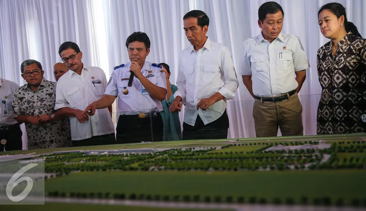 Presiden Joko Widodo didampingi Menhub Ignasius Jonan meninjau maket Bandara Internasional Kertajati di Majalengka, Jawa Barat, Kamis (14/1). Bandara ini memiliki desain panjang runway 3.000 meter dan lebar 60 meter. (Liputan6.com/Faizal Fanani)