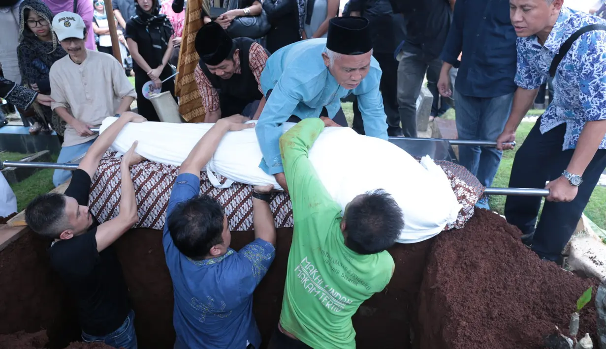 Selain kerabat yang turut mengantarkan ke peristirahatan terakhir beberapa rekan seperti Jenny Rachman dan Connie Constantia juga hadir diantara para pelayat. Ikut mendoakan di peristirahatan terakhirnya. (Adrian Putra/Bintang.com)