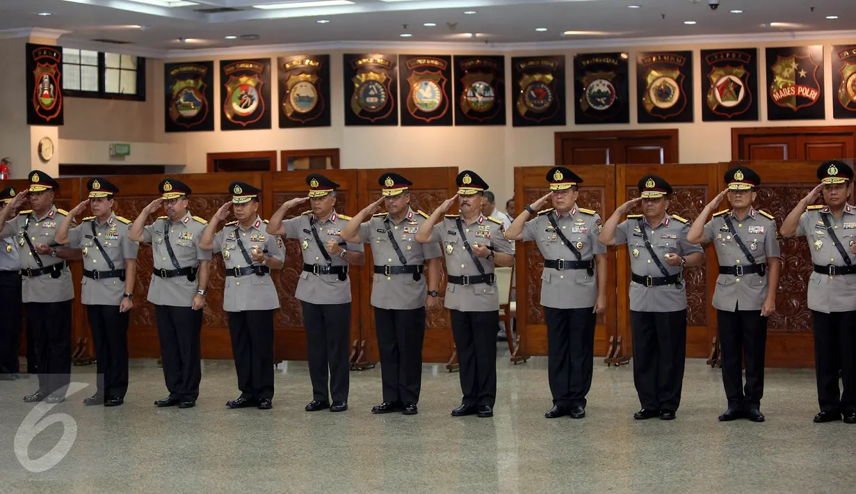 Perwira tinggi kepolisian saat mengikuti proses pelantikan di Mabes Polri, Jakarta, Jum'at (28/4). Hari ini Kapolri resmi melantik 6 Kapolda Baru dan Kepala Divisi Humas Mabes Polri. (Liputan6.com/Johan Tallo)