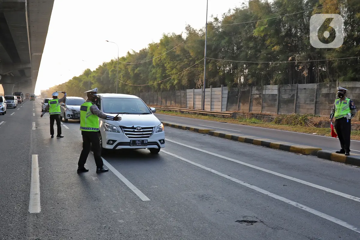 FOTO: Jelang Libur Idul Adha, KM 31 Tol Jakarta - Cikampek Disekat