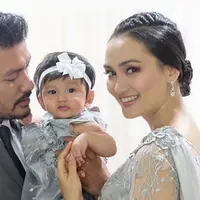 Keharmonisan keluarga Rio Dewanto dan Atiqah Hasiholan semakin harmonis setelah kehadiran putri mereka,  Salma Jihane Putri Dewanto. Untuk dikaruniai putri kecilnya, pasangan ini menanti cukup lama. (Instagram/riodewanto)