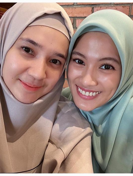 Inilah unggahan terbaru Dhini Aminarti bersama dengan Alyssa Soebandono di Instagram. Mereka merupakan dua aktris yang sudah cukup lama bersahabat. Tampil dengan riasan tipis, warganet menyebut bahwa kecantikan keduanya begitu meneduhkan. (Liputan6.com/IG/@dhiniaminarti)